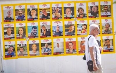 Des photos des personnes retenues en otage à Gaza, sur la Place des Otages, à Tel Aviv, le 31 mars 2025. (Crédit :Miriam Alster/FLASH90)