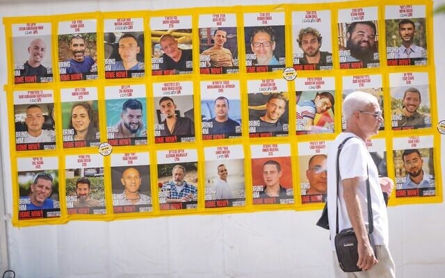 Des photos des personnes retenues en otage à Gaza, sur la Place des Otages, à Tel Aviv, le 31 mars 2025. (Crédit :Miriam Alster/FLASH90) Des photos des personnes retenues en otage à Gaza, sur la Place des Otages, à Tel Aviv, le 31 mars 2025. (Crédit :Miriam Alster/FLASH90)