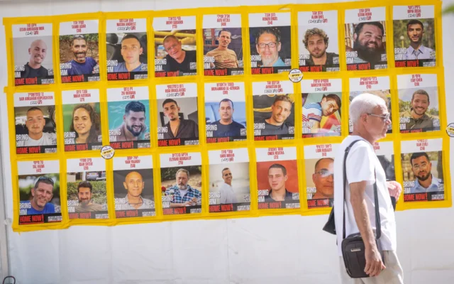 Des images des personnes encore retenues en captivité à Gaza sont affichées sur la place des Otages à Tel Aviv, le 31 mars 2025. (Crédit : Miriam Alster/FLASH90) Des images des personnes encore retenues en captivité à Gaza sont affichées sur la place des Otages à Tel Aviv, le 31 mars 2025. (Crédit : Miriam Alster/FLASH90)