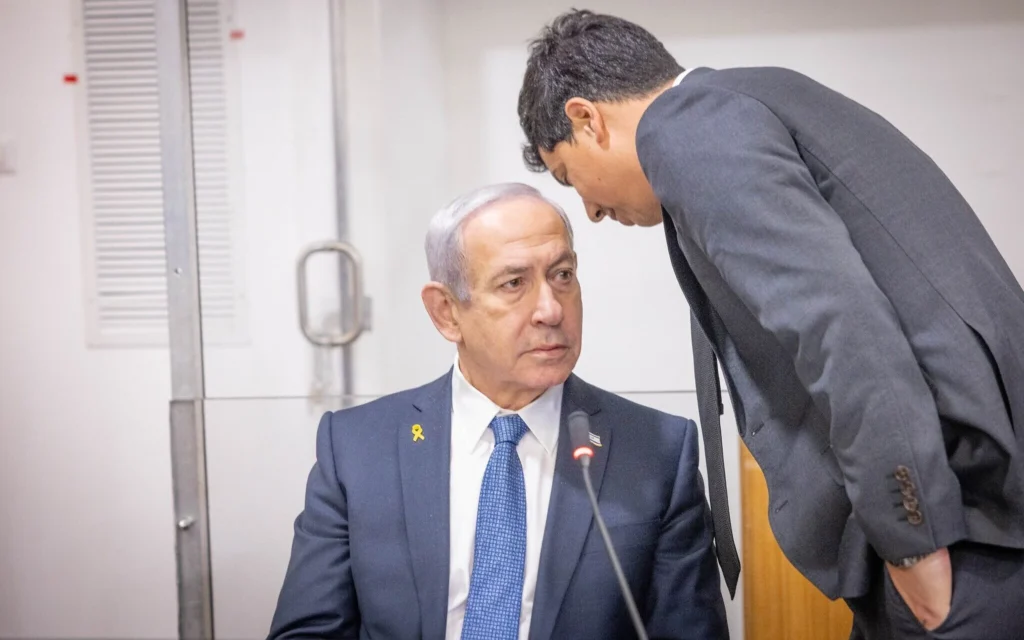 Le Premier ministre Benjamin Netanyahu s'entretient avec son avocat Amit Hadad (droite) lors d'une audience dans le cadre de son procès pour corruption au tribunal de district de Tel Aviv, le 31 mars 2025. (Crédit : Miriam Alster/Flash90) Le Premier ministre Benjamin Netanyahu s'entretient avec son avocat Amit Hadad (droite) lors d'une audience dans le cadre de son procès pour corruption au tribunal de district de Tel Aviv, le 31 mars 2025. (Crédit : Miriam Alster/Flash90)