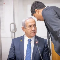 Le Premier ministre Benjamin Netanyahu s'entretient avec son avocat Amit Hadad (droite) lors d'une audience dans le cadre de son procès pour corruption au tribunal de district de Tel Aviv, le 31 mars 2025. (Crédit : Miriam Alster/Flash90)