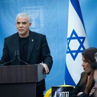 Le chef du parti de Yesh Atid, YaÏr Lapid, dirigeant une réunion de sa faction à la Knesset, à Jérusalem, le 31 mars 2025. (Crédit : Yonatan Sindel/Flash90)