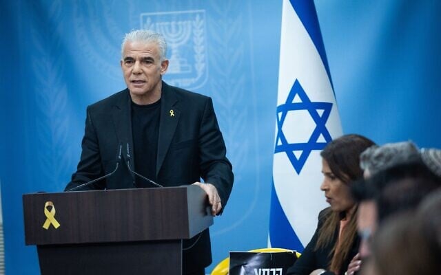 Le chef du parti de Yesh Atid, YaÏr Lapid, dirigeant une réunion de sa faction à la Knesset, à Jérusalem, le 31 mars 2025. (Crédit : Yonatan Sindel/Flash90)