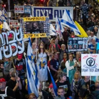 Manifestation contre le gouvernement et en faveur d'un accord sur les otages près de la Knesset à Jérusalem, le 31 mars 2025. (Crédit : Yonatan Sindel/Flash90)