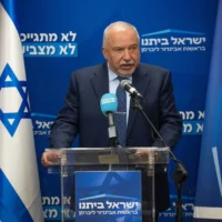 Le chef du parti Yisrael Beytenu, le député Avigdor Liberman, dirigeant une réunion de sa faction, à la Knesset, à Jérusalem, le 31 mars 2025. (Crédit : Yonatan Sindel/Flash90)