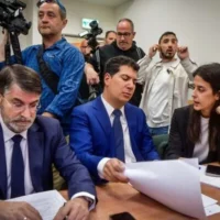 L'avocat d'Eli Feldstein, Oded Savoray (à gauche), l'avocat de Jonathan Urich, Amit Hadad (au centre), et d'autres avocats assistent à une audience au cours de laquelle la police demande la prolongation de la détention provisoire des collaborateurs du Premier ministre Benjamin Netanyahu, Urich et Feldstein, dans le cadre de l'enquête sur le Qatargate, au tribunal de première instance de Rishon LeZion, le 3 avril 2025. (Crédit : Avshalom Sassoni/Flash90)