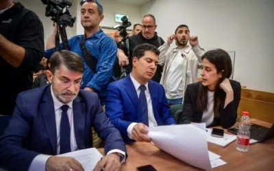 L'avocat d'Eli Feldstein, Oded Savoray (à gauche), l'avocat de Jonathan Urich, Amit Hadad (au centre), et d'autres avocats assistent à une audience au cours de laquelle la police demande la prolongation de la détention provisoire des collaborateurs du Premier ministre Benjamin Netanyahu, Urich et Feldstein, dans le cadre de l'enquête sur le Qatargate, au tribunal de première instance de Rishon LeZion, le 3 avril 2025. (Crédit : Avshalom Sassoni/Flash90)