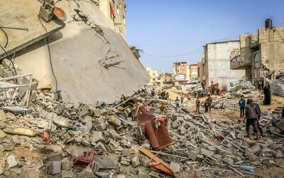 Des Palestiniens inspectent les ruines d'une maison détruite par une frappe israélienne dans laquelle 11 personnes auraient été tuées, à Khan Younès, dans le sud de la bande de Gaza, le 6 avril 2025. (Abed Rahim Khatib/Flash90)