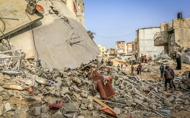 Des Palestiniens inspectent les ruines d'une maison détruite par une frappe israélienne dans laquelle 11 personnes auraient été tuées, à Khan Younès, dans le sud de la bande de Gaza, le 6 avril 2025. (Abed Rahim Khatib/Flash90)