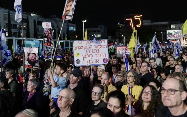 Unassemblement appelant à un accord pour la libération des otages et contre le Premier ministre Benjamin Netanyahu et son gouvernement, sur la place Habima, le 7 avril 2025. (Crédit : Tomer Neuberg/Flash90)