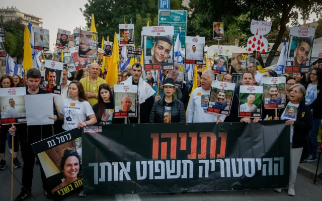 Illustration : Les familles des Israéliens retenus en otage par des terroristes du Hamas à Gaza participant à une manifestation appelant à leur libération, devant la résidence du Premier ministre Benjamin Netanyahu, à Jérusalem, le 7 avril 2025. (Crédit : Yonatan Sindel/FLASH90) Illustration : Les familles des Israéliens retenus en otage par des terroristes du Hamas à Gaza participant à une manifestation appelant à leur libération, devant la résidence du Premier ministre Benjamin Netanyahu, à Jérusalem, le 7 avril 2025. (Crédit : Yonatan Sindel/FLASH90)