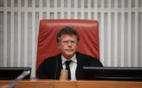 Le président de la Cour suprême, Isaac Amit, lors d'une audience sur les recours déposés contre le renvoi du chef du Shin Bet, Ronen Bar, à la Cour suprême, à Jérusalem, le 8 avril 2025. (Crédit : Yonatan Sindel/Flash90)