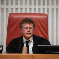 Le président de la Cour suprême, Isaac Amit, lors d'une audience sur les recours déposés contre le renvoi du chef du Shin Bet, Ronen Bar, à la Cour suprême, à Jérusalem, le 8 avril 2025. (Crédit : Yonatan Sindel/Flash90)