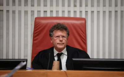 Le président de la Cour suprême, Isaac Amit, lors d'une audience sur les recours déposés contre le renvoi du chef du Shin Bet, Ronen Bar, à la Cour suprême, à Jérusalem, le 8 avril 2025. (Crédit : Yonatan Sindel/Flash90)