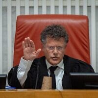 Le président de la Cour suprême, Isaac Amit, lors d'une audience sur les recours déposés contre le renvoi du chef du Shin Bet, Ronen Bar, à la Cour suprême, à Jérusalem, le 8 avril 2025. (Crédit : Yonatan Sindel/Flash90)