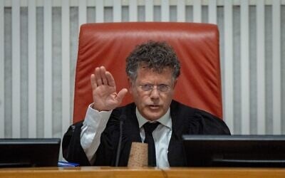 Le président de la Cour suprême, Isaac Amit, lors d'une audience sur les recours déposés contre le renvoi du chef du Shin Bet, Ronen Bar, à la Cour suprême, à Jérusalem, le 8 avril 2025. (Crédit : Yonatan Sindel/Flash90)