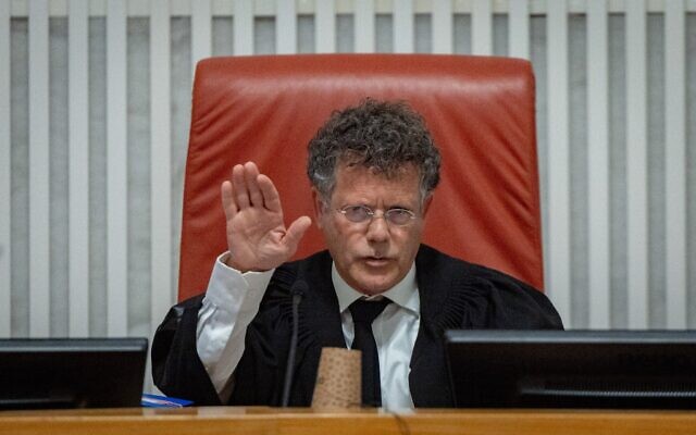 Le président de la Cour suprême, Isaac Amit, lors d'une audience sur les recours déposés contre le renvoi du chef du Shin Bet, Ronen Bar, à la Cour suprême, à Jérusalem, le 8 avril 2025. (Crédit : Yonatan Sindel/Flash90) Le président de la Cour suprême, Isaac Amit, lors d'une audience sur les recours déposés contre le renvoi du chef du Shin Bet, Ronen Bar, à la Cour suprême, à Jérusalem, le 8 avril 2025. (Crédit : Yonatan Sindel/Flash90)
