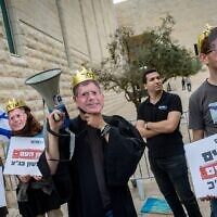 Des manifestants protestent contre le président de la Cour suprême, Isaac Amit, pendant l'audience sur les pétitions contre le limogeage du directeur du Shin Bet Ronen Bar, à la Cour suprême à Jérusalem, le 8 avril 2025. (Yonatan Sindel/Flash90)