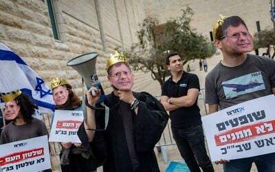 Des manifestants protestent contre le président de la Cour suprême, Isaac Amit, pendant l'audience sur les pétitions contre le limogeage du directeur du Shin Bet Ronen Bar, à la Cour suprême à Jérusalem, le 8 avril 2025. (Yonatan Sindel/Flash90)