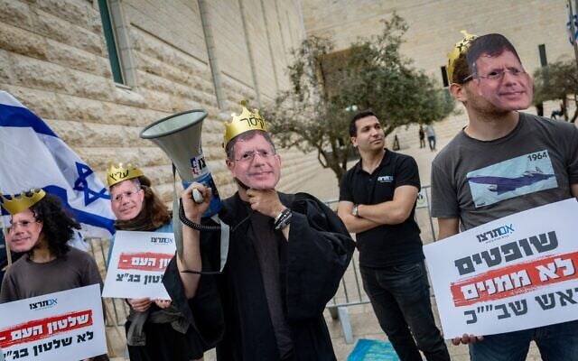 Des manifestants protestent contre le président de la Cour suprême, Isaac Amit, pendant l'audience sur les pétitions contre le limogeage du directeur du Shin Bet Ronen Bar, à la Cour suprême à Jérusalem, le 8 avril 2025. (Yonatan Sindel/Flash90) Des manifestants protestent contre le président de la Cour suprême, Isaac Amit, pendant l'audience sur les pétitions contre le limogeage du directeur du Shin Bet Ronen Bar, à la Cour suprême à Jérusalem, le 8 avril 2025. (Yonatan Sindel/Flash90)