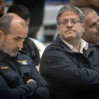 Le chef de la police israélienne Daniel Levy (à gauche) et le ministre de la Sécurité intérieure, Itamar Ben Gvir, lors de l'exposition d'armes saisies lors d'opérations policières, à Beit Shemesh, le 9 avril 2025. (Crédit : Chaïm Goldberg/Flash90)