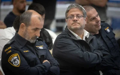 Le chef de la police israélienne Daniel Levy (à gauche) et le ministre de la Sécurité intérieure, Itamar Ben Gvir, lors de l'exposition d'armes saisies lors d'opérations policières, à Beit Shemesh, le 9 avril 2025. (Crédit : Chaïm Goldberg/Flash90)