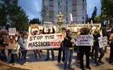 Des militants du groupe de gauche « Free Jerusalem » manifestant contre la guerre à Gaza, sur la Place de Paris, à Jérusalem, le 9 avril 2025. (Crédit : Chaïm Goldberg/Flash90)