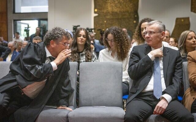 Le président de la Cour suprême, Isaac Amit (à gauche), s'adressant à Yariv Levin, ministre de la Justice, à la résidence présidentielle, à Jérusalem, le 10 avril 2025. (Crédit : Chaïm Goldberg/Flash90) Le président de la Cour suprême, Isaac Amit (à gauche), s'adressant à Yariv Levin, ministre de la Justice, à la résidence présidentielle, à Jérusalem, le 10 avril 2025. (Crédit : Chaïm Goldberg/Flash90)