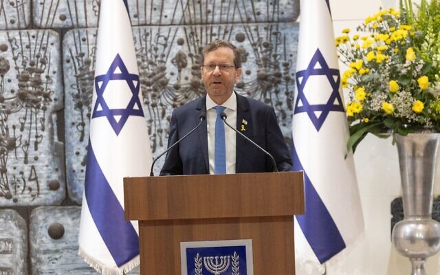 Le président Isaac Herzog s'exprimant lors d'une cérémonie de prestation de serment des magistrats, à la résidence présidentielle, à Jérusalem, le 10 avril 2025. (Crédit : Chaïm Goldberg/Flash90) Le président Isaac Herzog s'exprimant lors d'une cérémonie de prestation de serment des magistrats, à la résidence présidentielle, à Jérusalem, le 10 avril 2025. (Crédit : Chaïm Goldberg/Flash90)