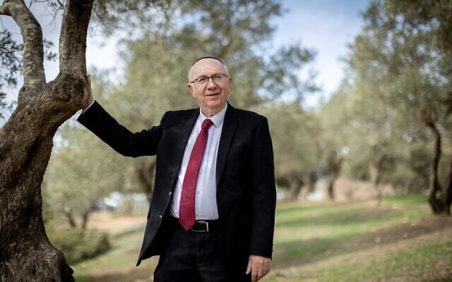 Le journaliste israélien Yisrael Katzover pose pour une photo à Jérusalem, le 13 décembre 2021. (Yonatan Sindel/Flash90) Le journaliste israélien Yisrael Katzover pose pour une photo à Jérusalem, le 13 décembre 2021. (Yonatan Sindel/Flash90)