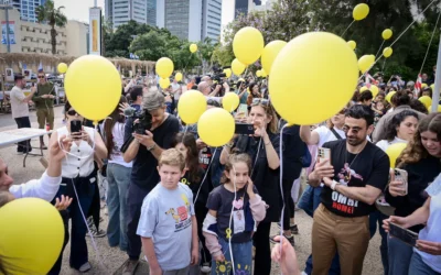 La famille de l'otage israélien Omri Miran, captif du Hamas à Gaza, organise une manifestation pour fêter son anniversaire  sur la place des otages à Tel Aviv, le 11 avril 2025. (Crédit : Avshalom Sassoni/Flash90)
