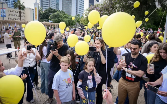 La famille de l'otage israélien Omri Miran, captif du Hamas à Gaza, organise une manifestation pour fêter son anniversaire sur la place des otages à Tel Aviv, le 11 avril 2025. (Crédit : Avshalom Sassoni/Flash90) La famille de l'otage israélien Omri Miran, captif du Hamas à Gaza, organise une manifestation pour fêter son anniversaire sur la place des otages à Tel Aviv, le 11 avril 2025. (Crédit : Avshalom Sassoni/Flash90)