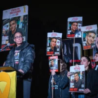Des familles d'Israéliens retenus en otage à Gaza et des sympathisants manifestant pour la libération des otages devant le domicile du ministre des Affaires stratégiques Ron Dermer, à Jérusalem, le 13 avril 2025. (Crédit : Chaïm Goldberg/Flash90)



Des partisans du groupe religieux pakistanais « Jamaat-e-Islami » participent à un rassemblement pour montrer leur solidarité avec les Palestiniens vivant à Gaza, à Karachi, au Pakistan, le dimanche 13 avril 2025. (Crédit : Fareed Khan/AP)