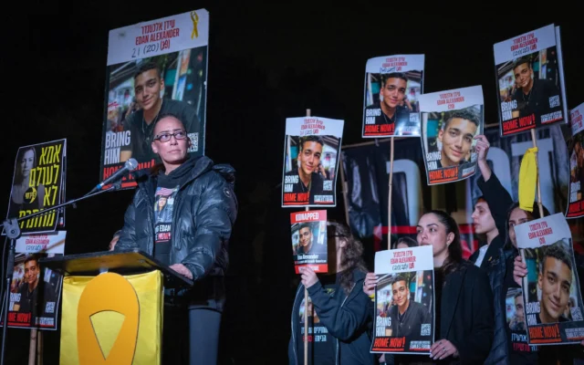 Des familles d'Israéliens retenus en otage à Gaza et des sympathisants manifestant pour la libération des otages devant le domicile du ministre des Affaires stratégiques Ron Dermer, à Jérusalem, le 13 avril 2025. (Crédit : Chaïm Goldberg/Flash90)



Des partisans du groupe religieux pakistanais « Jamaat-e-Islami » participent à un rassemblement pour montrer leur solidarité avec les Palestiniens vivant à Gaza, à Karachi, au Pakistan, le dimanche 13 avril 2025. (Crédit : Fareed Khan/AP)
