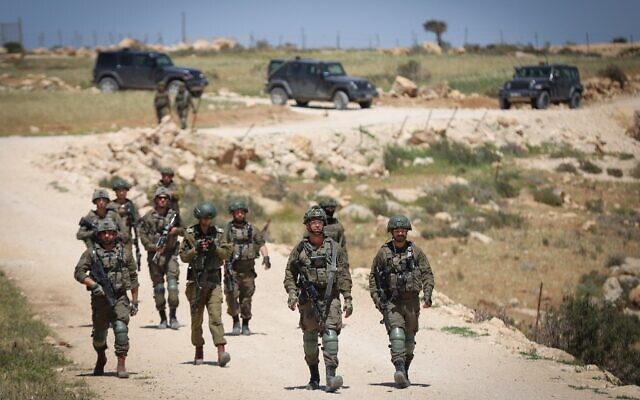 Des forces de sécurité, au sud d'Hébron, en Cisjordanie, le 18 avril 2025. (Wisam Hashlamoun/ FLASH90)