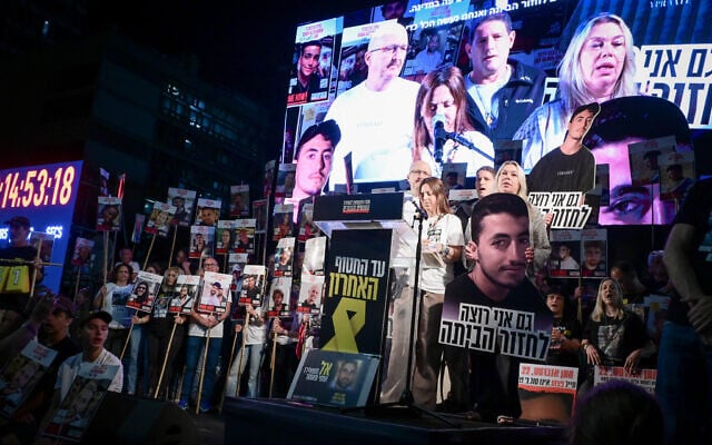 Des milliers de personnes participent à un rassemblement appelant à la libération des otages détenus par les terroristes du Hamas à Gaza, à Tel Aviv, le 19 avril 2025. (Crédit : Avshalom Sassoni/Flash90)