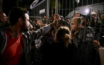 Des personnes protestent contre le Premier ministre Benjamin Netanyahu avant sa visite à une célébration à Moshav Mazor, le 19 avril 2025. (Crédit : Tomer Neuberg/Flash90)