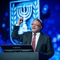 Le ministre de la Sécurité nationale Itamar Ben Gvir s'exprimant lors d'une cérémonie de la police israélienne du Jour de l'indépendance organisée à l'Académie nationale de police de Beit Shemesh, le 20 avril 2025. (Crédit : Chaïm Goldberg/Flash90)