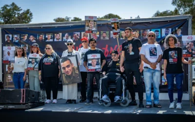 Des familles d'Israéliens retenus en otage par des terroristes du Hamas à Gaza manifestant pour leur libération près de la frontière avec Gaza, le 20 avril 2025. (Crédit : Erik Marmor/Flash90)