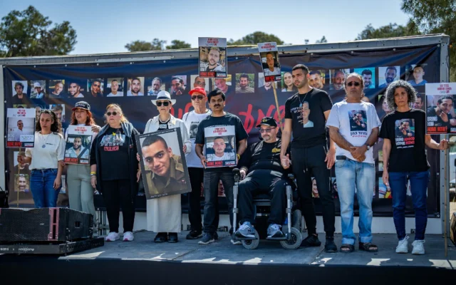 Des familles d'Israéliens retenus en otage par des terroristes du Hamas à Gaza manifestant pour leur libération près de la frontière avec Gaza, le 20 avril 2025. (Crédit : Erik Marmor/Flash90)
