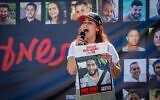 Ilana Gritzewsky hurlant un message à l'attention de son époux, Omri Miran, retenu en otage, à proximité de la frontière israélienne avec Gaza, le 20 avril 2025. (Crédit : Erik Marmor/Flash90)