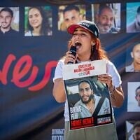 Ilana Gritzewsky hurlant un message à l'attention de son époux, Omri Miran, retenu en otage, à proximité de la frontière israélienne avec Gaza, le 20 avril 2025. (Crédit : Erik Marmor/Flash90)