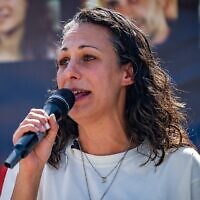 Lishay Lavi-Miran hurlant un message à l'attention de son époux, Omri Miran, retenu en otage, à proximité de la frontière israélienne avec Gaza, le 20 avril 2025. (Crédit : Erik Marmor/Flash90)