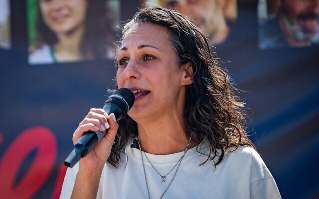 Lishay Lavi-Miran hurlant un message à l'attention de son époux, Omri Miran, retenu en otage, à proximité de la frontière israélienne avec Gaza, le 20 avril 2025. (Crédit : Erik Marmor/Flash90)