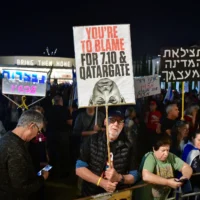 Rassemblement contre le Premier ministre Benjamin Netanyahu et son gouvernement et en soutien au chef du Shin Bet, Ronen Bar, sur la place Habima, à Tel Aviv, le 21 avril 2025. (Crédit : Avshalom Sassoni//Flash90)