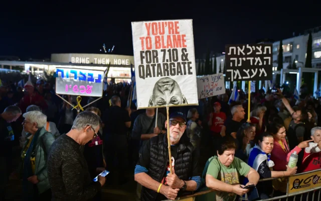 Rassemblement contre le Premier ministre Benjamin Netanyahu et son gouvernement et en soutien au chef du Shin Bet, Ronen Bar, sur la place Habima, à Tel Aviv, le 21 avril 2025. (Crédit : Avshalom Sassoni//Flash90)
