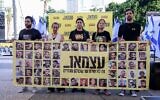 Des familles d'Israéliens retenus en otage à Gaza tiennent une conférence de presse sur la Place des Otages à Tel Aviv, le 22 avril 2025. (Crédit : Avshalom Sassoni/Flash90)