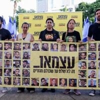 Des familles d'Israéliens retenus en otage à Gaza tiennent une conférence de presse sur la Place des Otages à Tel Aviv, le 22 avril 2025. (Crédit : Avshalom Sassoni/Flash90)