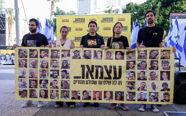 Des familles d'Israéliens retenus en otage à Gaza tiennent une conférence de presse sur la Place des Otages à Tel Aviv, le 22 avril 2025. (Crédit : Avshalom Sassoni/Flash90)