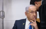 Le Premier ministre Benjamin Netanyahu au tribunal de district de Tel Aviv lors de son procès pour corruption en cours, le 22 avril 2025. (Crédit : Miriam Alster/Flash90)